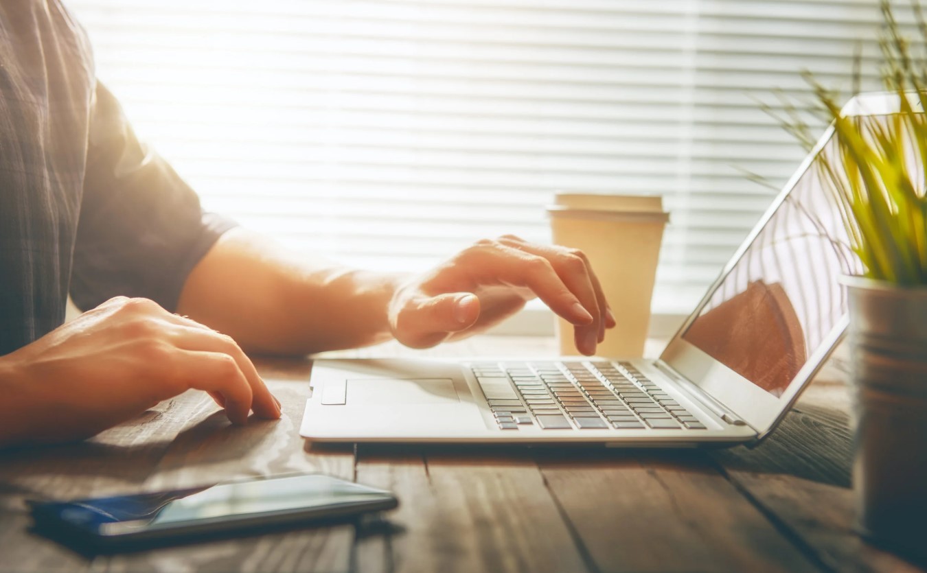 Laptop ter illustratie: ChatGPT gebruik je via je apparaat