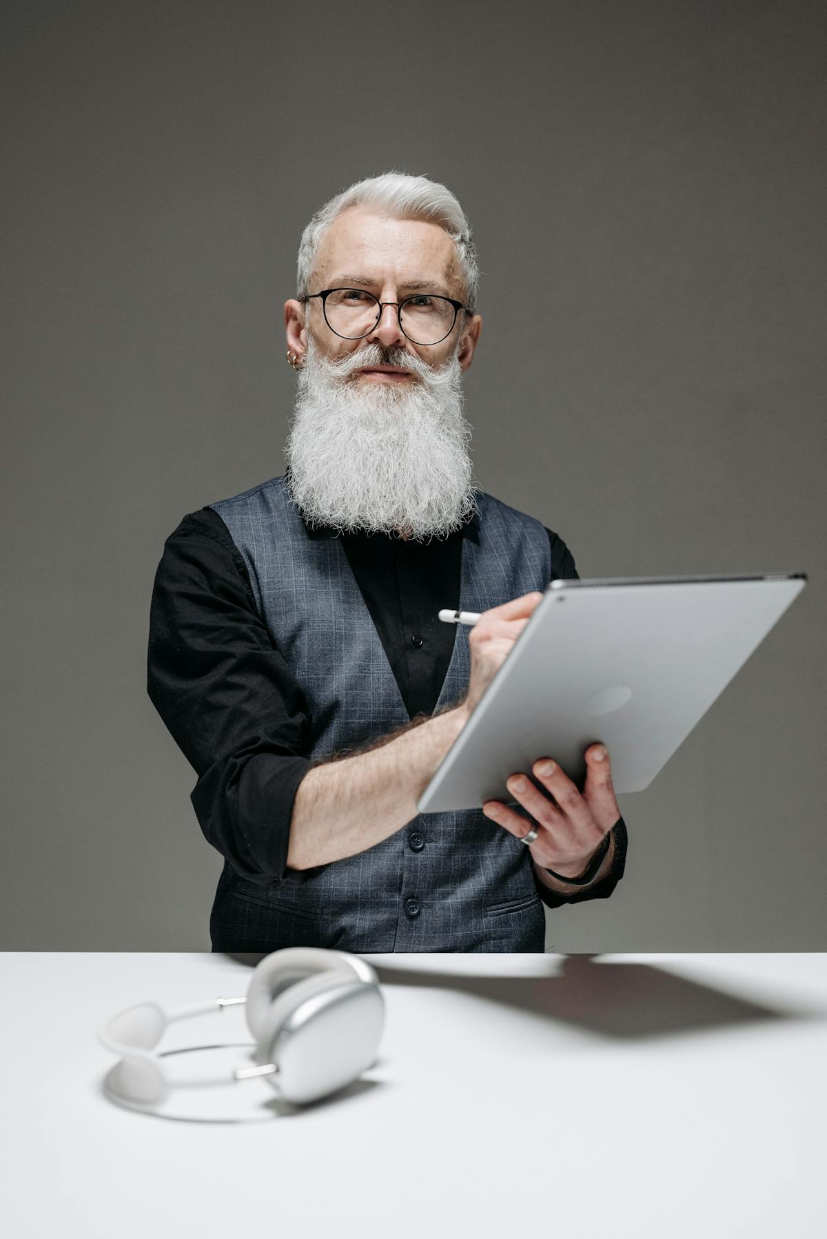 Oudere man met tablet