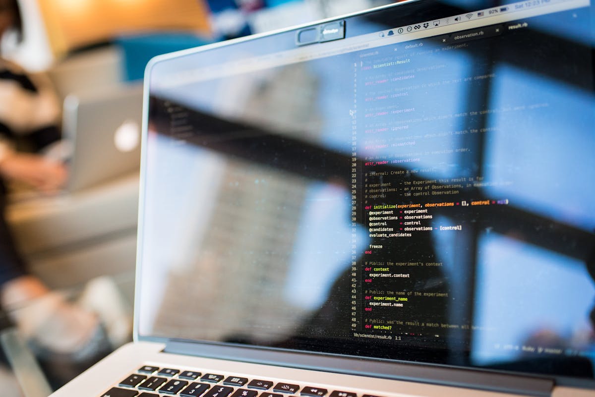 Iemand typt op een laptop met notities ernaast