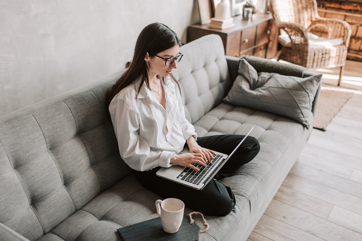 Persoon met notities en laptop, bezig met controleren