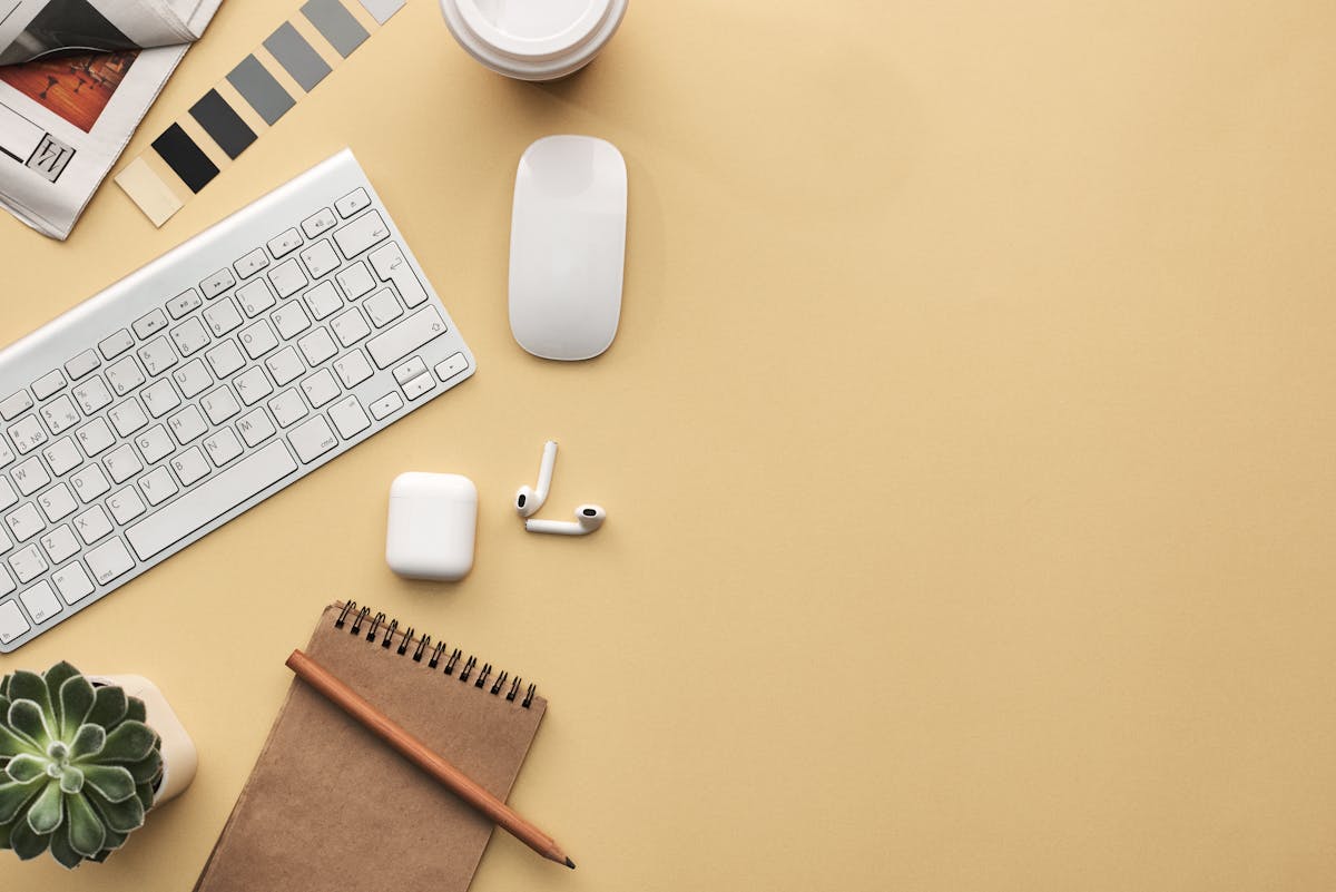 Blije persoon met laptop, afgeronde checklist